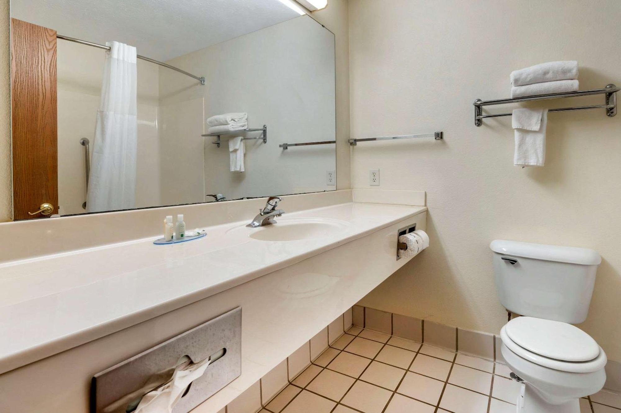 Quality Inn & Suites South-Obetz Bagian luar foto
