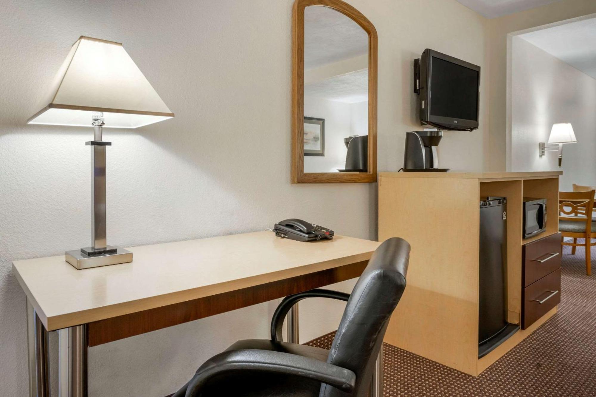 Quality Inn & Suites South-Obetz Bagian luar foto