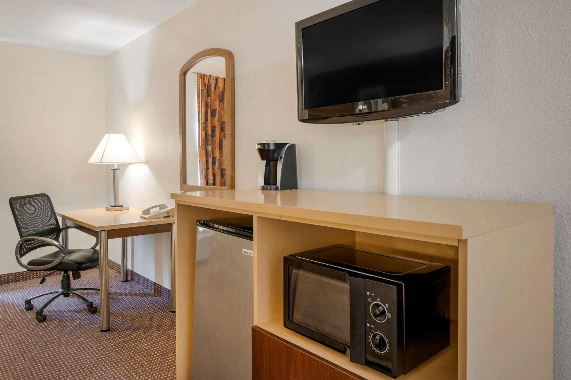 Quality Inn & Suites South-Obetz Bagian luar foto