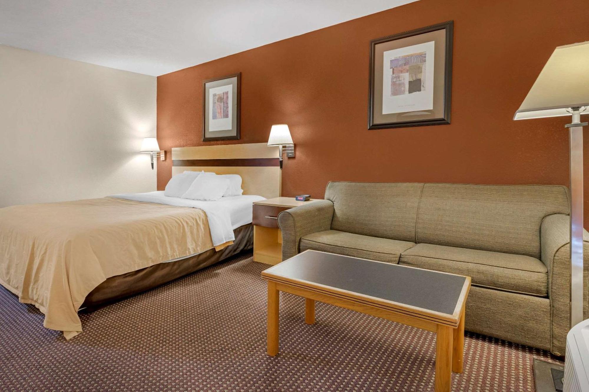 Quality Inn & Suites South-Obetz Bagian luar foto
